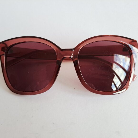 Lot of 10 Assorted Women Fashion Sunglasses main image 13